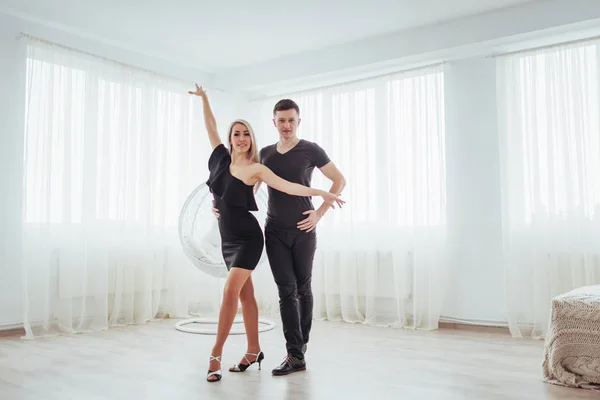 Jong Echt Paar Dansende Latijns Muziek Bachata Merengue Salsa Twee — Stockfoto