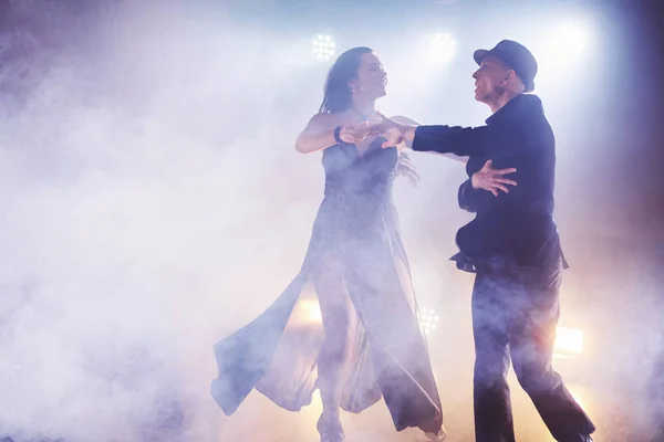 Искусные Танцоры Выступают Темной Комнате Концертным Светом Дымом Чувственная Пара — стоковое фото