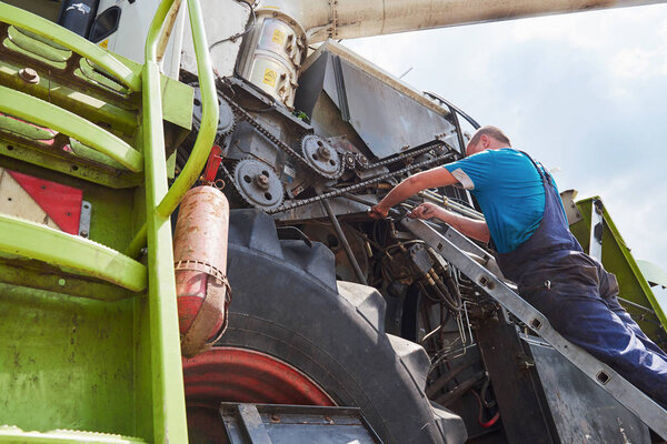 Обслуживание комбайнов, ремонт моторов на открытом воздухе
.