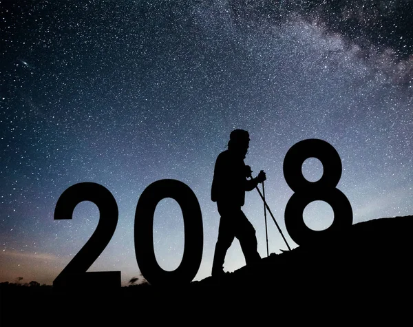 Homem Jovem Caminhante Silhueta Para 2018 Fundo Ano Novo Galáxia — Fotografia de Stock