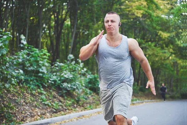 Fitness Muž Sportovec Běhání Přírodě Při Západu Slunce Osoba Běží — Stock fotografie