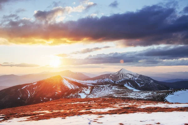 Colorido Atardecer Primavera Sobre Las Cadenas Montañosas Parque Nacional Cárpatos — Foto de Stock