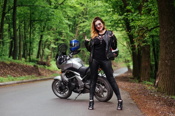Atraktivní Sexy Dívka Oblečená Kůži Pózování Blízkosti Sportovní Motocykl Venku — Stock fotografie