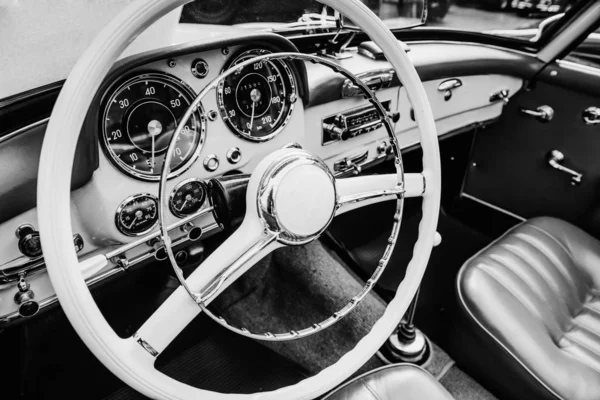 高級車のインテリア 革ステアリングホイールフロントシートとダッシュボードパネル — ストック写真