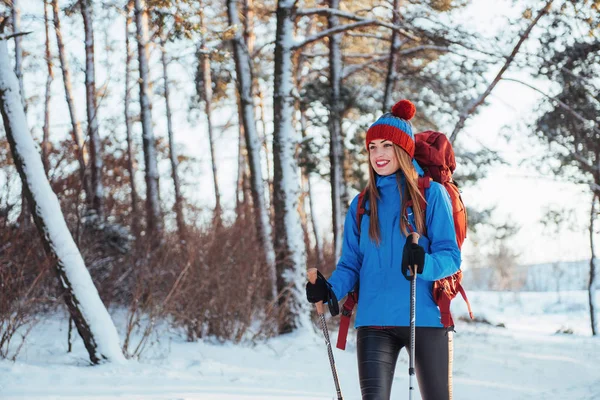 Mulher Viajante Com Mochila Caminhadas Viagem Estilo Vida Conceito Aventura — Fotografia de Stock