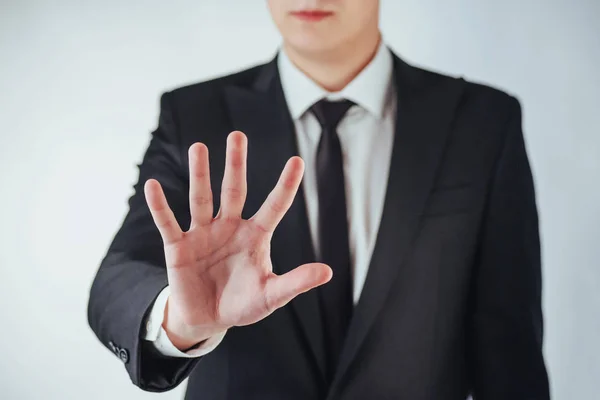 Joven Empresario Con Traje Muestra Mano Sobre Fondo Oscuro Aislado — Foto de Stock