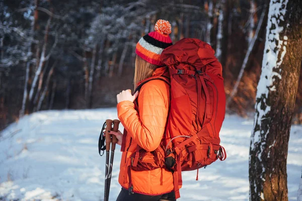 Frau Reisenden Mit Rucksack Wandern Lifestyle Abenteuer Konzept Aktivurlaub Freien — Stockfoto