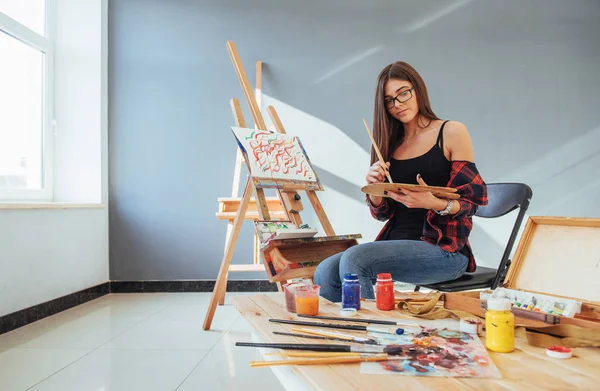 Pretty Pretty Girl Artist Paints Canvas Painting Easel — Stock Photo, Image