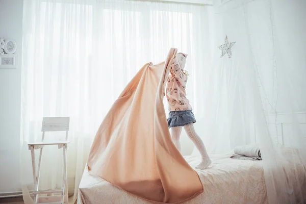 Little Girl Wants Wrap Blanket Bedroom Light — Stock Photo, Image