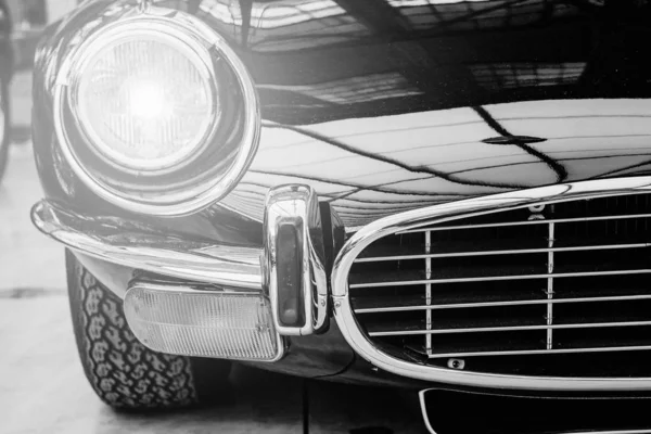 ヘッドライトとフロント バンパーに年代物の自動車のクローズ アップ — ストック写真