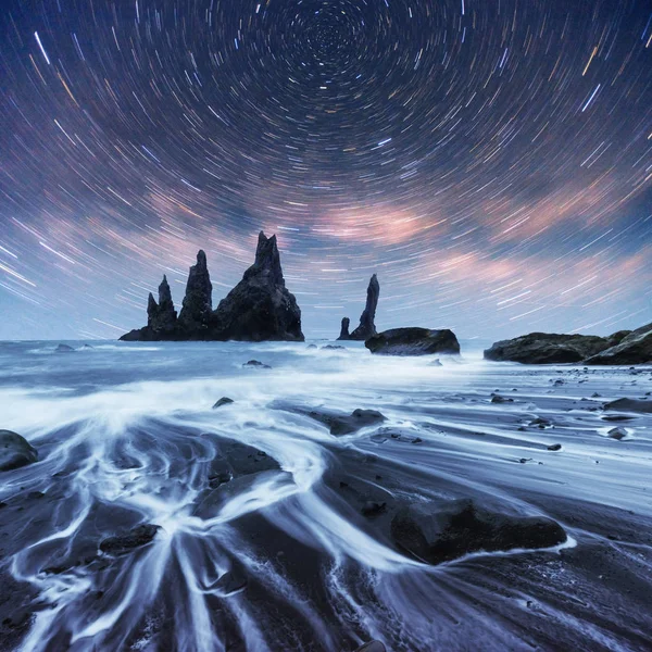 Dita Dei Piedi Del Rock Troll Scogliere Reynisdrangar Spiaggia Sabbia — Foto Stock