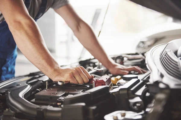 Mécanicien Automobile Travaillant Dans Garage Service Réparation — Photo