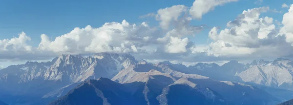 Fantásticas Montañas Cubiertas Nieve Las Hermosas Nubes Cúmulos — Foto de Stock