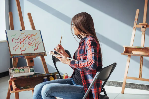 Artist Painting Picture Studio Creative Pensive Painter Girl Paints Colorful — Stock Photo, Image