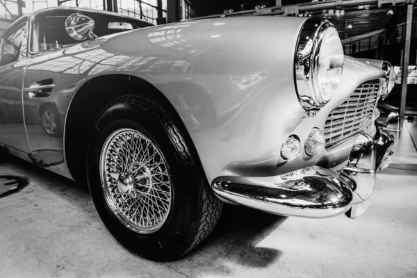 美丽的复古银色汽车在车展上的一些汽车 — 图库照片