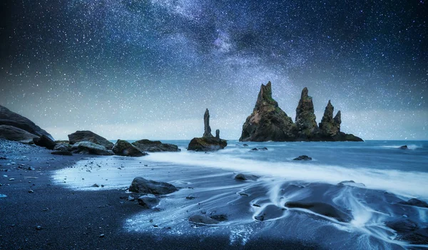 Dita Dei Piedi Del Rock Troll Scogliere Reynisdrangar Spiaggia Sabbia — Foto Stock