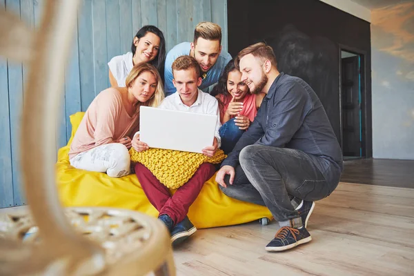 Grupp Kreativa Unga Vänner Hängande Sociala Medier Koncept Människor Tillsammans — Stockfoto