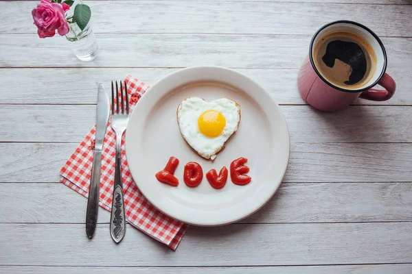 ケチャップとチーズブリーで目玉焼き おいしい香りの朝のコーヒー — ストック写真