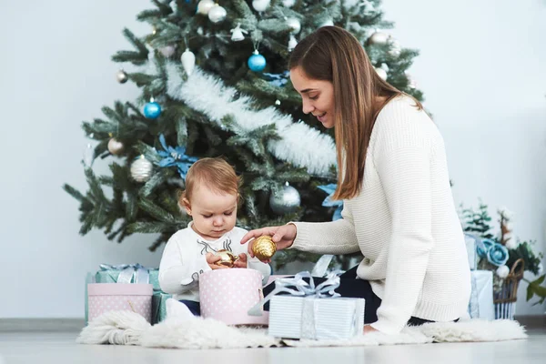 Família Feliz Mãe Filha Manhã Natal Árvore Natal Com Presentes — Fotografia de Stock