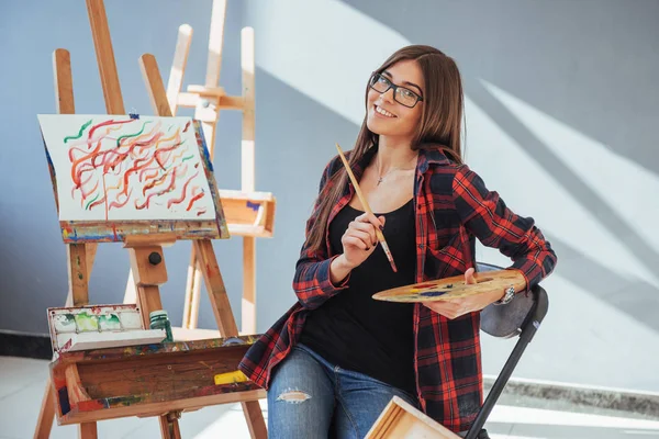 Criativa Menina Pintor Pensativo Pinta Uma Imagem Colorida Lona Com — Fotografia de Stock