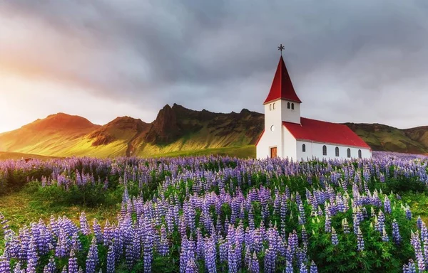 Dorpskerk Van Vik Zuidelijkste Nederzetting Ijsland Ligt Aan Hoofdweg Rond — Stockfoto