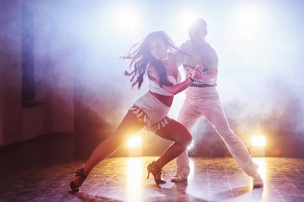 Skillful Dancers Performing Dark Room Concert Light Smoke Sensual Couple — Stock Photo, Image