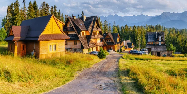 木造住宅グリーン フィールド山 ポーランドの山々 ヨーロッパ — ストック写真