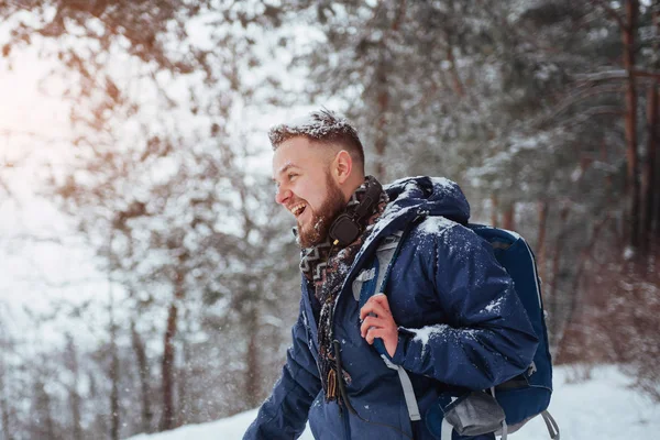 Mann Reisende Mit Rucksack Wandern Lifestyle Adventure Konzept Aktivurlaub Freien — Stockfoto