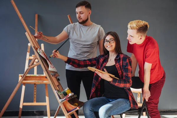 Gruppo Studenti Pittura Alle Lezioni Arte — Foto Stock