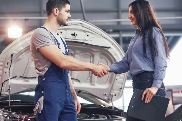 Soț Mecanic Auto Femeie Client Face Acord Privire Repararea Mașinii — Fotografie, imagine de stoc