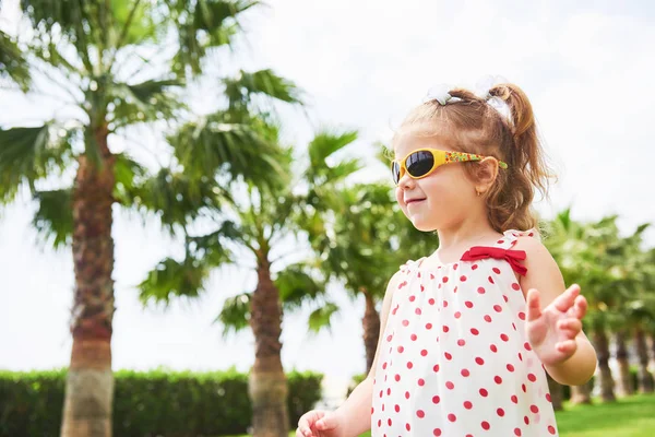 Baby Girl Park Trees — Stock Photo, Image