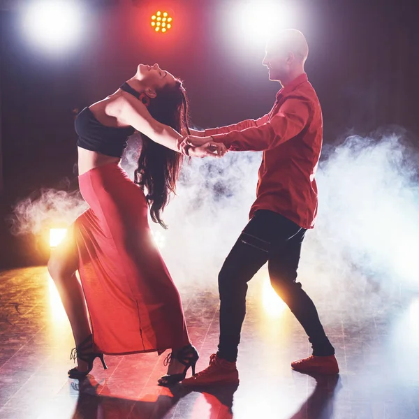 Bailarines Hábiles Actuando Sala Oscura Bajo Luz Del Concierto Humo —  Fotos de Stock