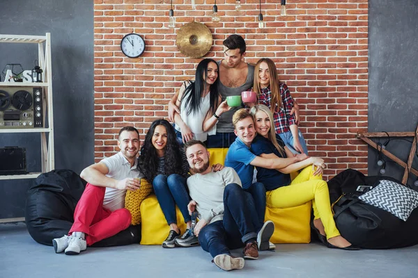 Portrait Groupe Garçons Filles Multi Ethniques Avec Des Vêtements Colorés — Photo