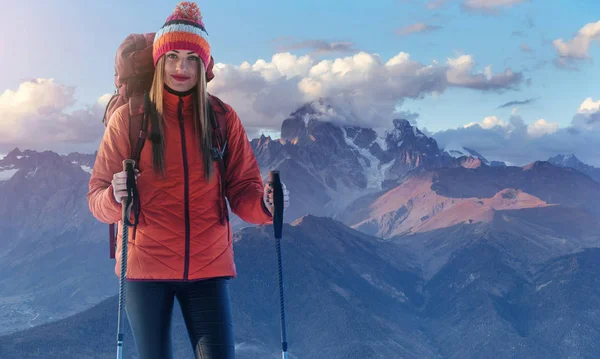 一个背着背包的女人躺在山顶上欣赏山谷的美景 — 图库照片