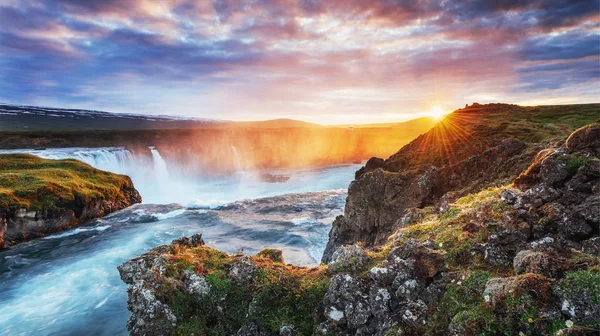 Godafoss Vízesés Naplementekor Fantasztikus Táj Gyönyörű Cumulus Felhők Izland — Stock Fotó