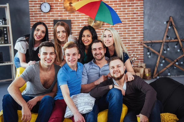 Retrato Grupal Niños Niñas Multiétnicos Con Ropa Colorida Moda Sosteniendo — Foto de Stock