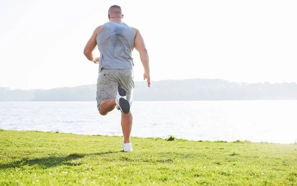 Hombre Fitness Atleta Trotando Naturaleza Durante Puesta Del Sol Persona — Foto de Stock