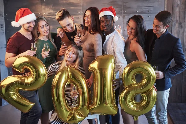 Festa Com Amigos Grupo Jovens Alegres Que Transportam Faíscas Flautas — Fotografia de Stock