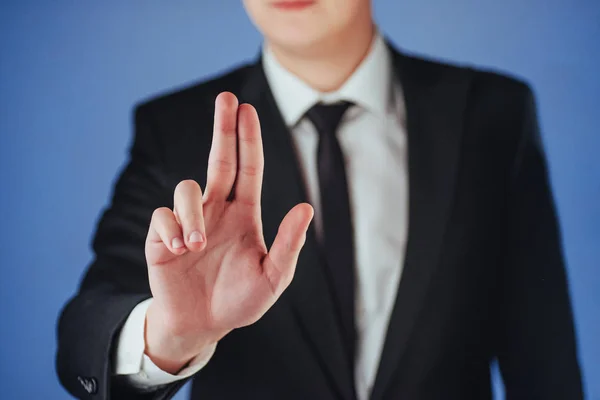 Der Junge Geschäftsmann Anzug Zeigt Seine Hand Auf Einem Dunklen — Stockfoto
