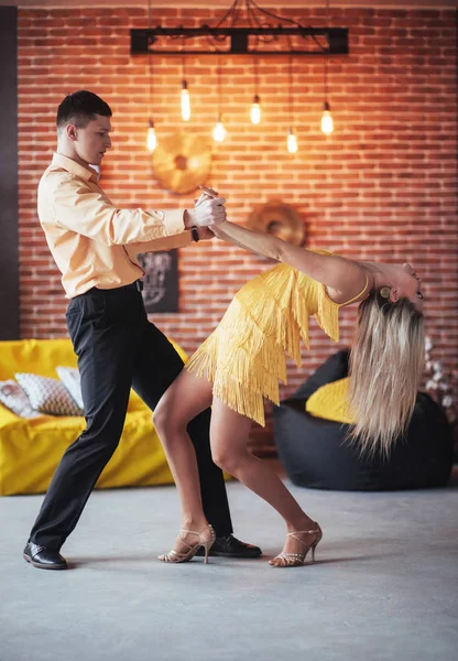 Pareja Joven Bailando Música Latina Bachata Merengue Salsa Dos Pose —  Fotos de Stock