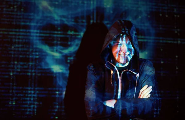 Cyberatak Nierozpoznawalnym Hakerem Kapturem Przy Użyciu Wirtualnej Rzeczywistości Efekt Cyfrowy — Zdjęcie stockowe