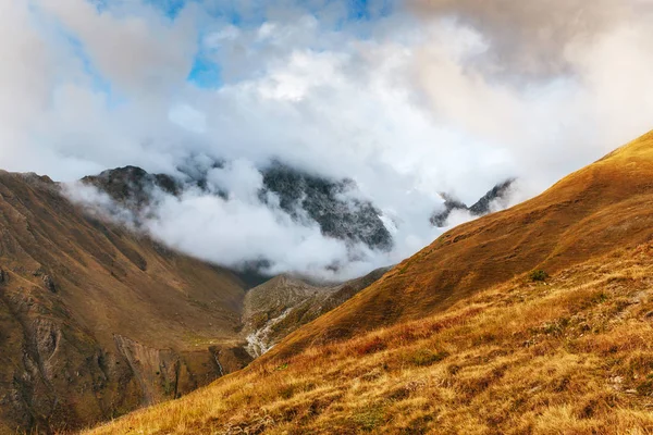 秋天的山水和雪山在美丽的积云中 主要的高加索脊 类型芒 Ushba Mheyer 佐治亚 — 图库照片