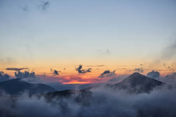 Hermosa Puesta Sol Las Montañas Los Cárpatos Ucrania — Foto de Stock