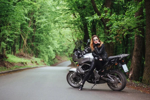 魅力的なセクシー女の子服を着た革のポーズ近くにAスポーツバイク外 — ストック写真