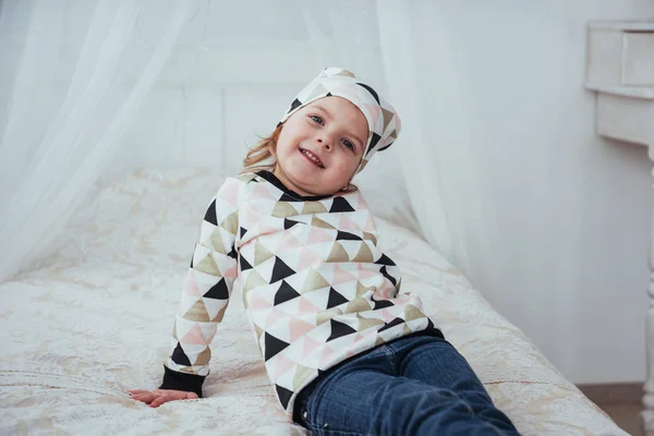 Barn Mjuka Varma Pyjamas Spelar Sängen — Stockfoto