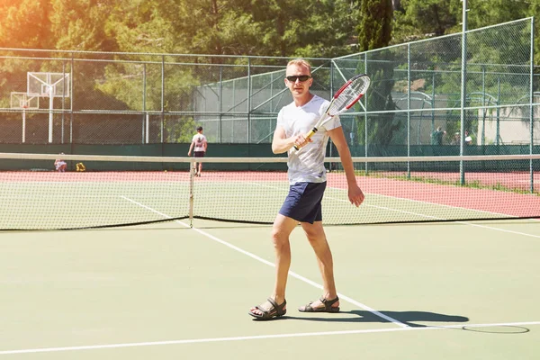 Мужчина Играет Теннис Летний Спорт Красивый Курорт — стоковое фото
