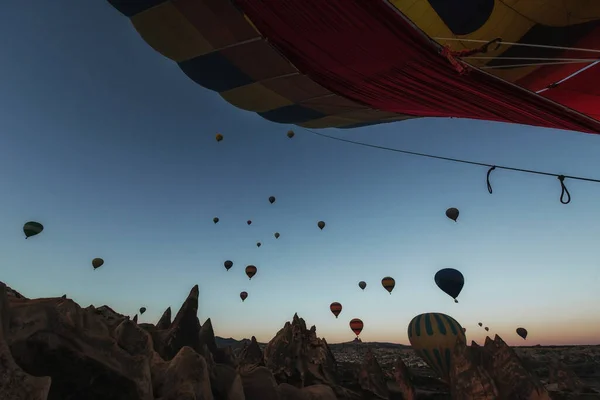 Latające Balony Latające Nad Skały Krajobraz Turcji Cappadocia Doliny Wąwóz — Zdjęcie stockowe