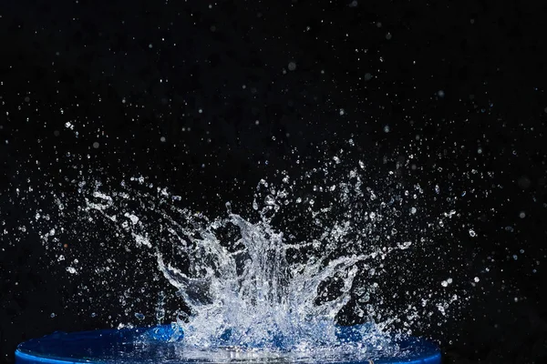 Air Biru Yang Indah Jatuh Bawah Latar Belakang Hitam — Stok Foto