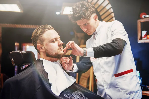 Penteado Masculino Corte Cabelo Uma Barbearia Salão Cabeleireiro Cabeleireiros Barbeiros — Fotografia de Stock