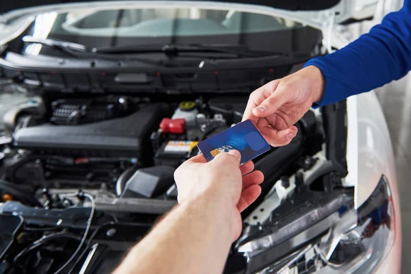 Mains Mécanicien Automobile Avec Clé Dans Garage Paiement Par Carte — Photo